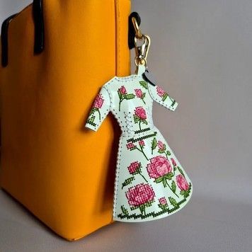 Шарм для сумки &ndash; Платье. Пионевая нежность Набор для вышивки нитями на искусственной коже Wonderland Сrafts FLHL-137 - Купить в интернет-магазине club-rukodelia.com Тел: 067-802-24-81 Купить Киев, Львов, Харьков, Винница, Одесса, Житомир, Чернигов, Сумы