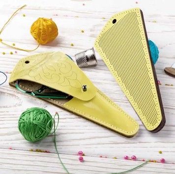 Чехол для ножниц. Желтый Заготовка для вышивки из искусственной кожи Wonderland Crafts FLBE(BB)-084 - Купить в интернет-магазине club-rukodelia.com Тел: 067-802-24-81 Купить Киев, Львов, Харьков, Винница, Одесса, Житомир, Чернигов, Сумы