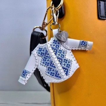 Шарм для сумки &ndash; вышиванка. Голубая гармония Набор для вышивки нитями на искусственной коже Wonderland Сrafts FLHL-130 - Купить в интернет-магазине club-rukodelia.com Тел: 067-802-24-81 Купить Киев, Львов, Харьков, Винница, Одесса, Житомир, Чернигов, Сумы